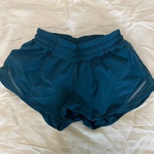 Lululemon Hotty Hot 2.5in shorts size 2 Jade